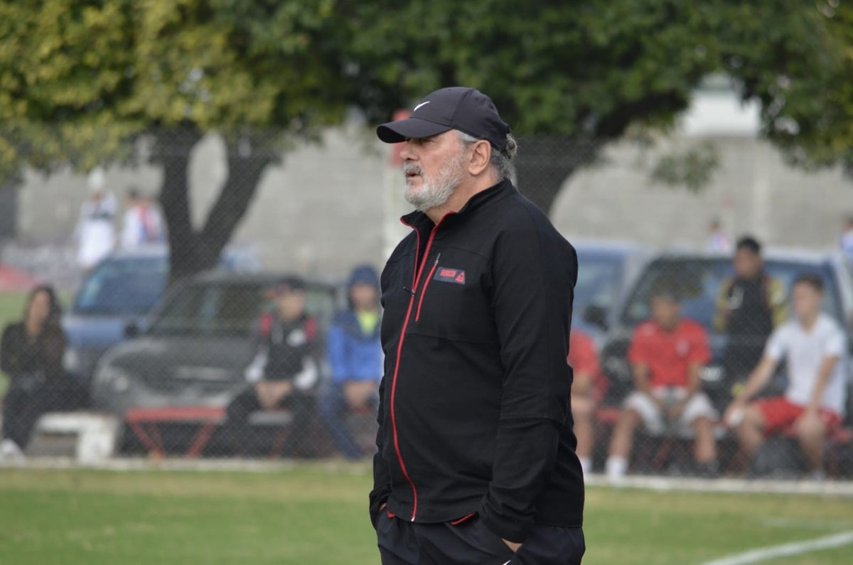 CAHuracan's tweet photo. #Huracán🎈Claudio "Chacho" Cabrera se hará cargo del Plantel Profesional de manera interina.

El actual DT de la #Reserva tendrá el apoyo de Marcelo Broggi y estará acompañado por su CT:

📌AC: Eduardo Papa 
📌PF: Daniel Vandevoorde
📌EA: Daniel Acuña

📱https://t.co/Iv8dN2CbcZ https://t.co/IMmKowmpZZ