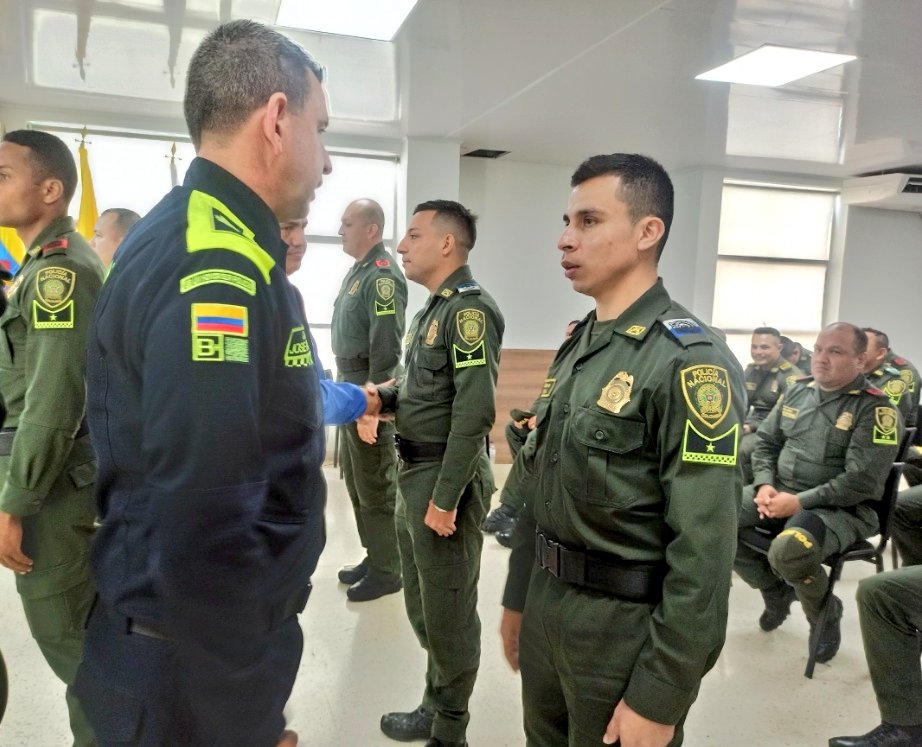 PoliciaGuainia's tweet photo. En compañía de @ArmadaColombia y @COL_EJERCITO, hoy se reconoció el buen comportamiento, profesionalización y tiempo de servicio de nuestros #Patrulleros, esto como resultado al compromiso inagotable por parte del señor presidente @IvanDuque y nuestro @DirectorPolicia. https://t.co/kwup4Le1GA