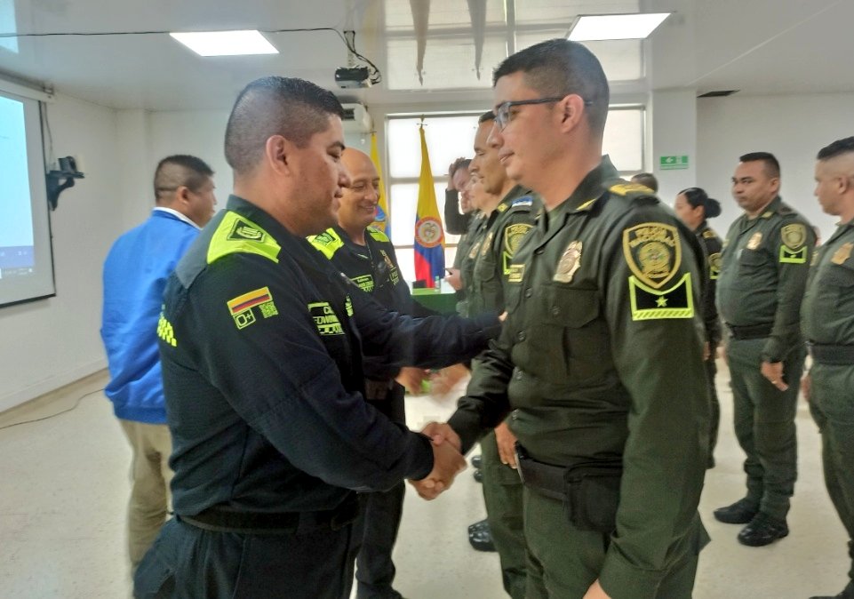 PoliciaGuainia's tweet photo. En compañía de @ArmadaColombia y @COL_EJERCITO, hoy se reconoció el buen comportamiento, profesionalización y tiempo de servicio de nuestros #Patrulleros, esto como resultado al compromiso inagotable por parte del señor presidente @IvanDuque y nuestro @DirectorPolicia. https://t.co/kwup4Le1GA