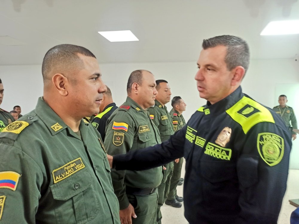 PoliciaGuainia's tweet photo. En compañía de @ArmadaColombia y @COL_EJERCITO, hoy se reconoció el buen comportamiento, profesionalización y tiempo de servicio de nuestros #Patrulleros, esto como resultado al compromiso inagotable por parte del señor presidente @IvanDuque y nuestro @DirectorPolicia. https://t.co/kwup4Le1GA