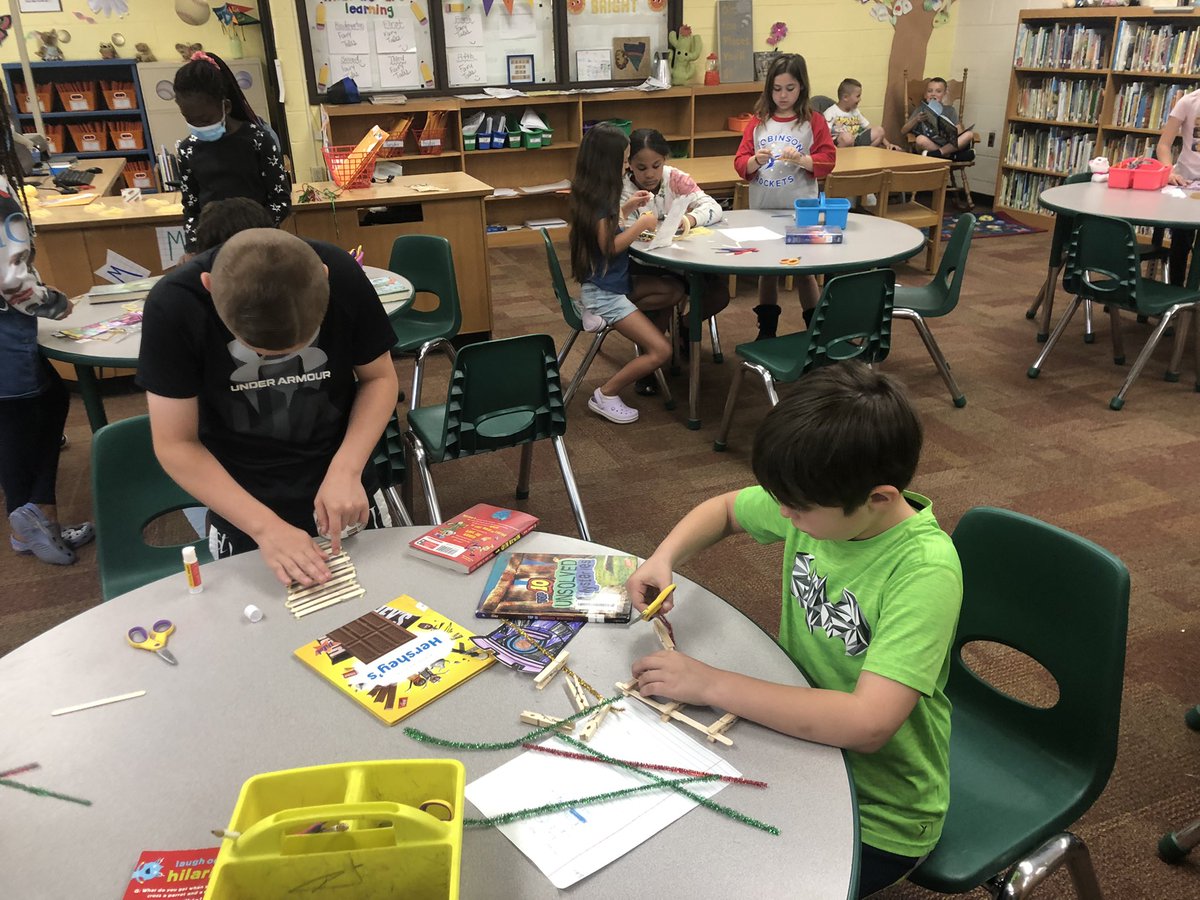 KendallWetzel's tweet photo. These third graders worked hard today to help Rapunzel escape from her tower. #fairytalestem @HTSD_Robinson ๐ง๐พโโ๏ธ๐ https://t.co/yIxd9z6Hkz