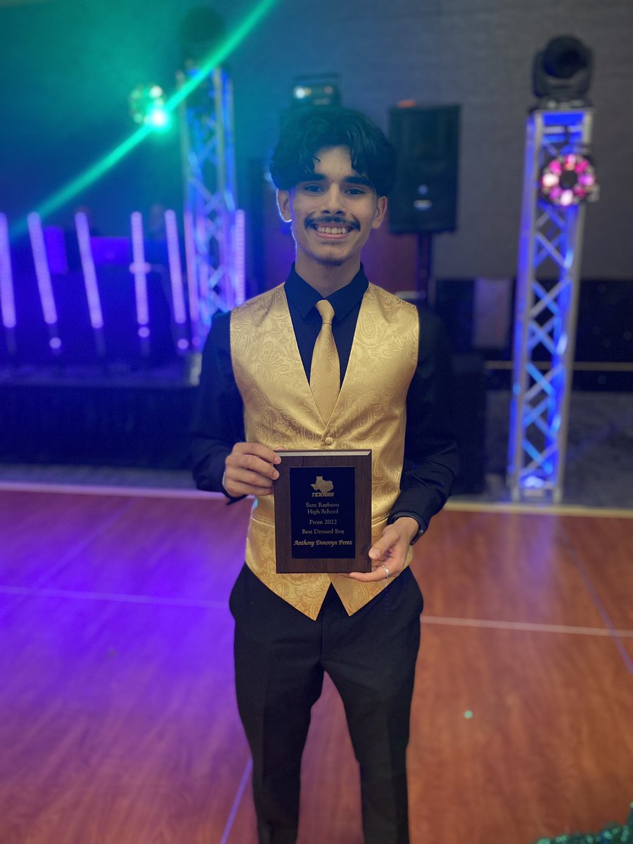 Fresh dressed and can go full-court press 😎 there’s no denying why Anthony Perez is this year’s best dressed male 🤫 #SRprom22