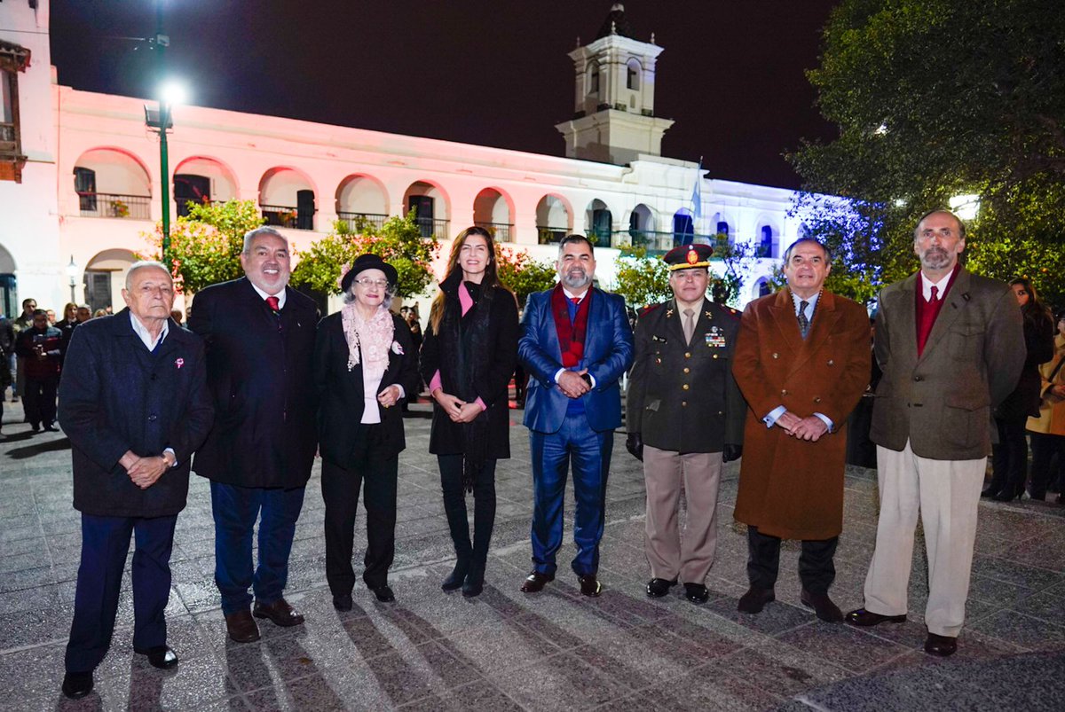 PrensaBettina's tweet photo. La intendenta, Bettina Romero, encabezó el acto por el 211 ° aniversario de la Independencia de la Republica del Paraguay, dónde el municipio iluminó el Cabildo Histórico con los colores de la bandera Paraguaya y luego compartió un brindis con la comunidad residente en la ciudad. https://t.co/R4Da5CNf7Y