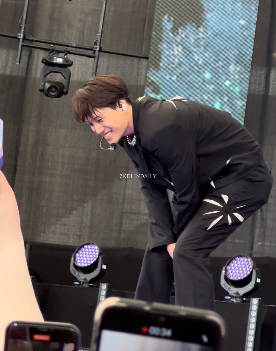 bisexualkai's tweet photo. jongin picture of the week btw he is an absolute darling https://t.co/nhTjGhoa0U