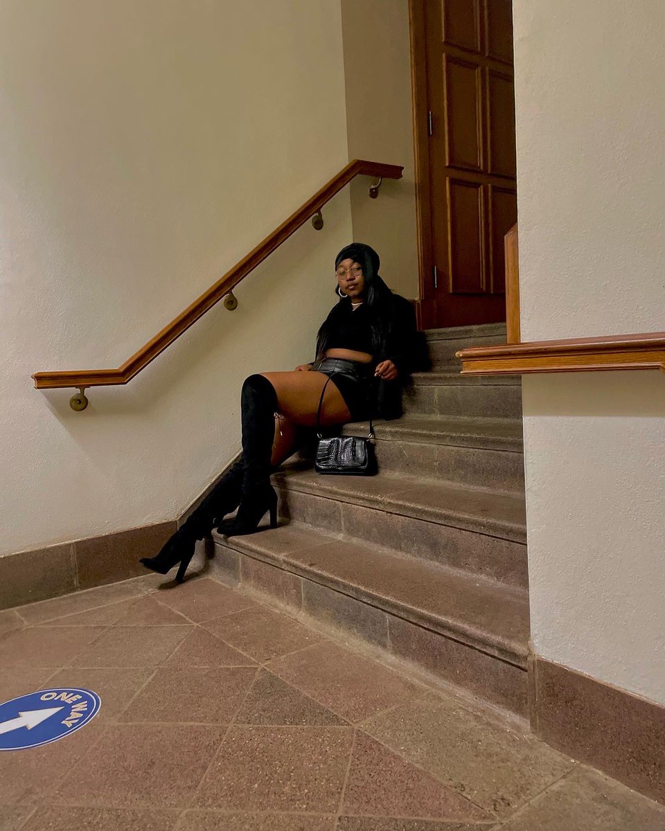 kettydaphney's tweet photo. neck stepping shoes🖤 https://t.co/7Q79LcydaX