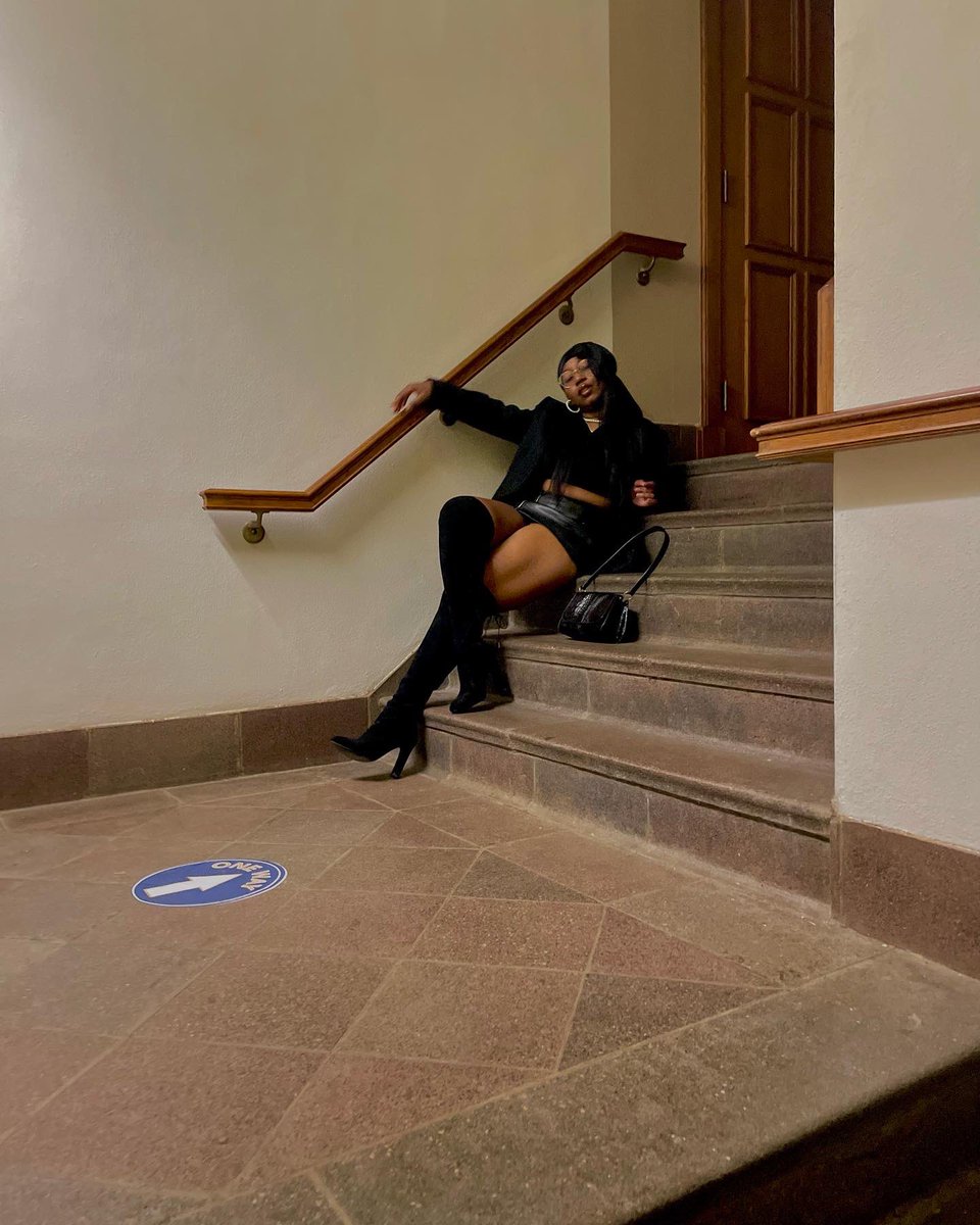 kettydaphney's tweet photo. neck stepping shoes🖤 https://t.co/7Q79LcydaX