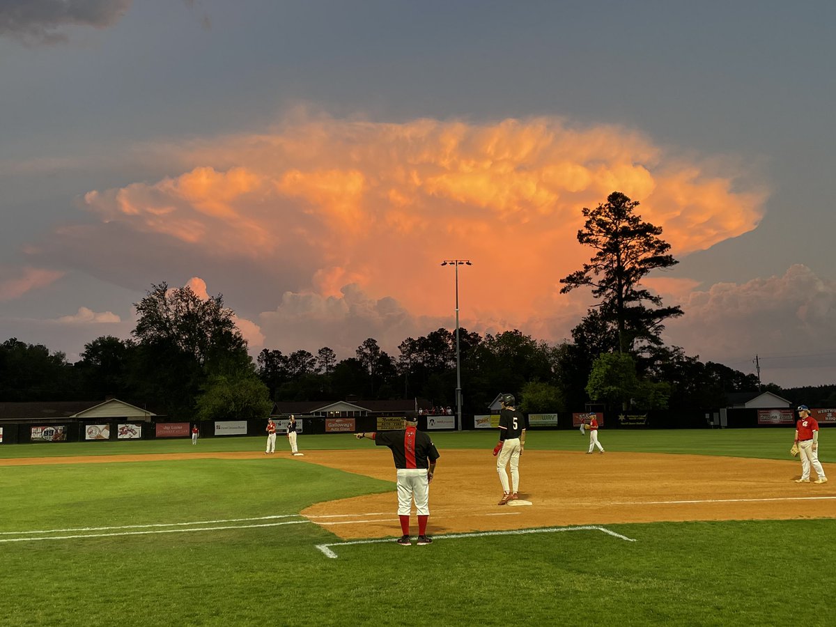 lorifarishuffer's tweet photo. Whoa. Check out our clouds in Hartsville trying to compete with the eclipse from last night! 😍🙌🏻 (Photo cred Scott Huffer) Hey @EdPiotrowski What kind is this? https://t.co/BT6GnetEa8