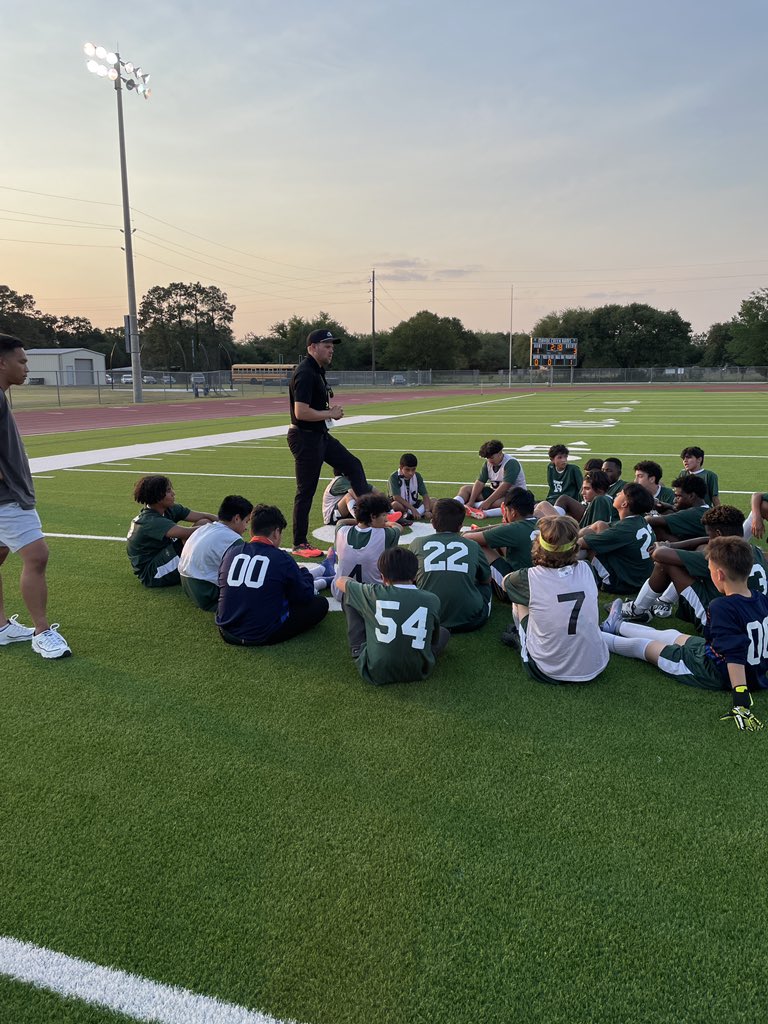 Coach_Vela_'s tweet photo. Half time in the 7th Grade Boys Soccer Championship Game and the Colts hold a 3-1 lead over Memorial Parkway JH. Put it away boys! #HorsePower #BringDAT https://t.co/CDvrcSwt0C