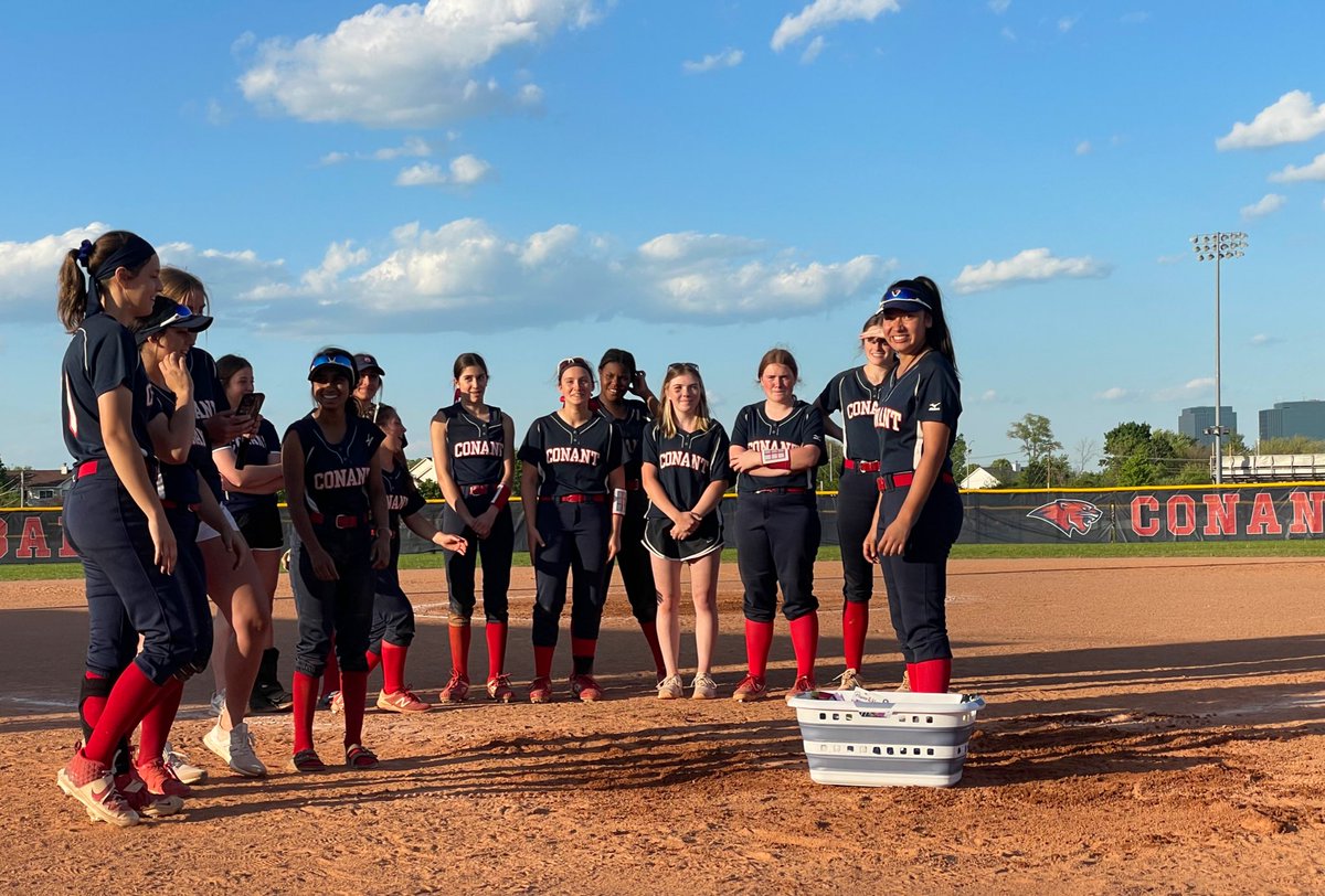 ConantSoftball's tweet photo. 💙Successful Senior Day❤️ Thanks for all that you have done for this game and program 🥎 We love you ! #OnceACougarAlwaysACougar https://t.co/SmEjIQr8Yw