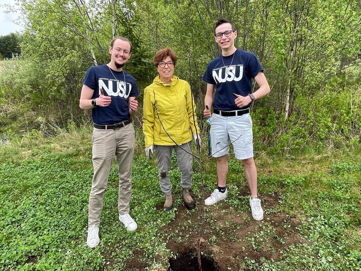 NUSUtalks's tweet photo. Tree planting at the Student Centre #cleangreenbeautiful https://t.co/Xl9TnTQ0YQ