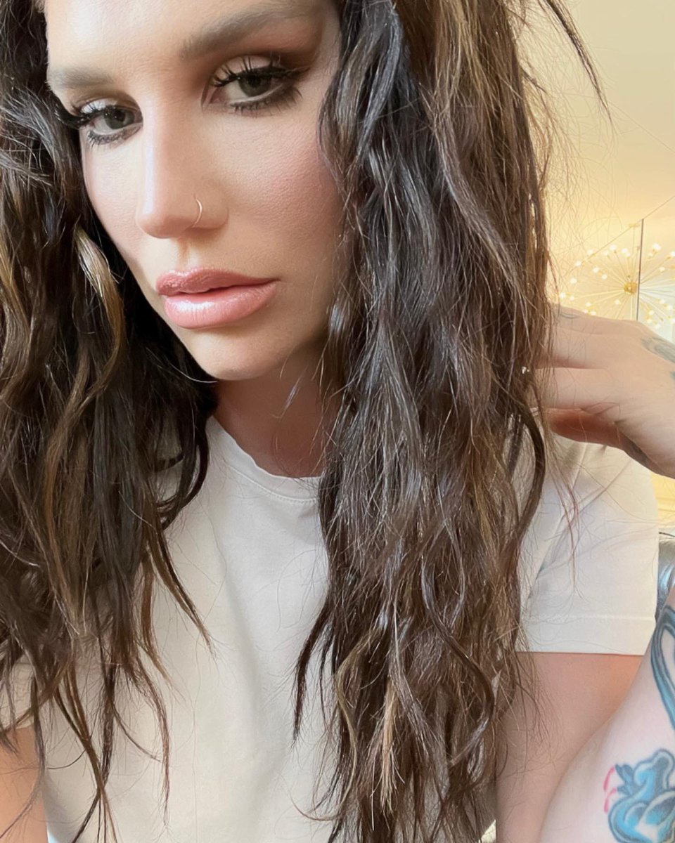 Kesha looks stunning in new selfies posted to her Instagram.