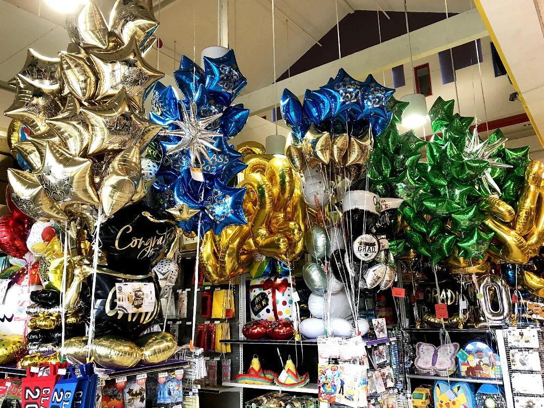 PartyHawaii's tweet photo. Graduation balloon goodness at our Waipahu store! 🎈👩‍🎓 Come by to get party supplies to celebrate the Class of 2022 ✨
.⠀⠀⠀
.⠀⠀⠀
.⠀⠀⠀
#partycityofhawaii #shoplocalhawaii #luckywelivehawaii #hawaiilife #hawaiimom #hawaiiparty #honolulu #hawaiipartyplanner #hawaiiballoons https://t.co/xtLVASY4Fo
