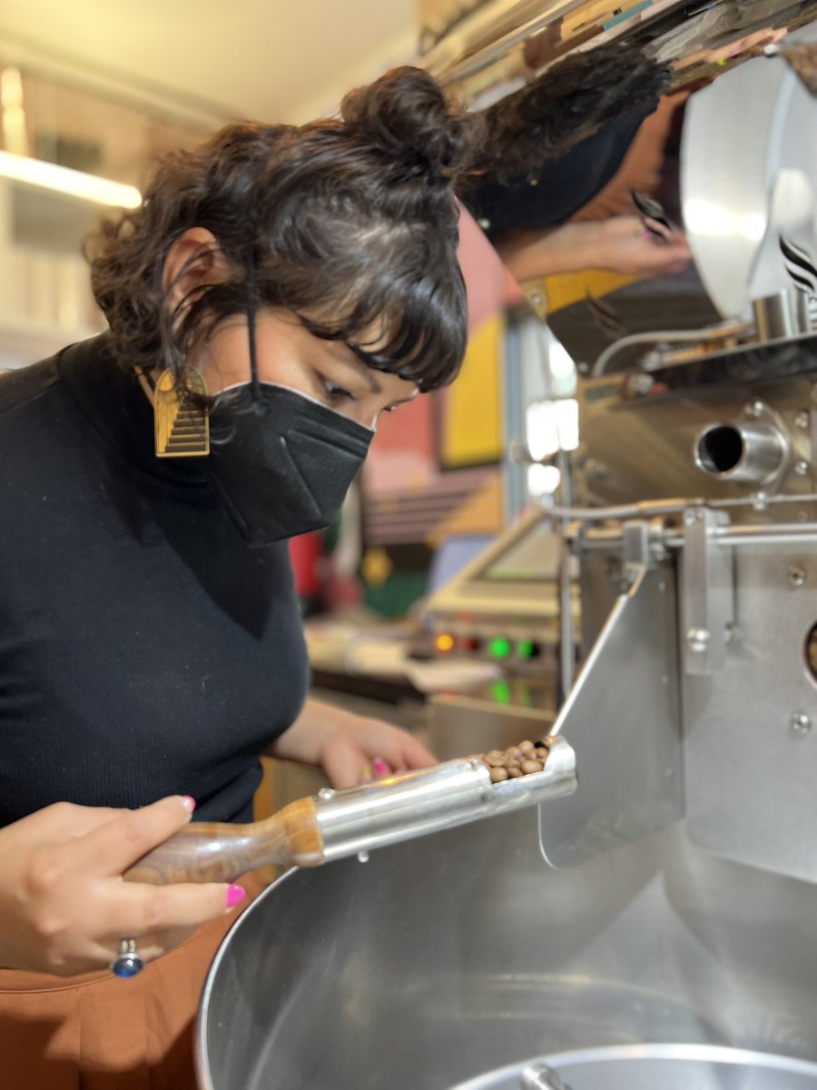 cocoacinnamon's tweet photo. Taking care with that @LittleWavesCR for you!

#littlewavescoffee #shestheroaster #specialtycoffee #connected #rootedreverberations #roasteroftheyear #singleorigin

https://t.co/0sdsp9T0VP https://t.co/2mp5Rw0iJT