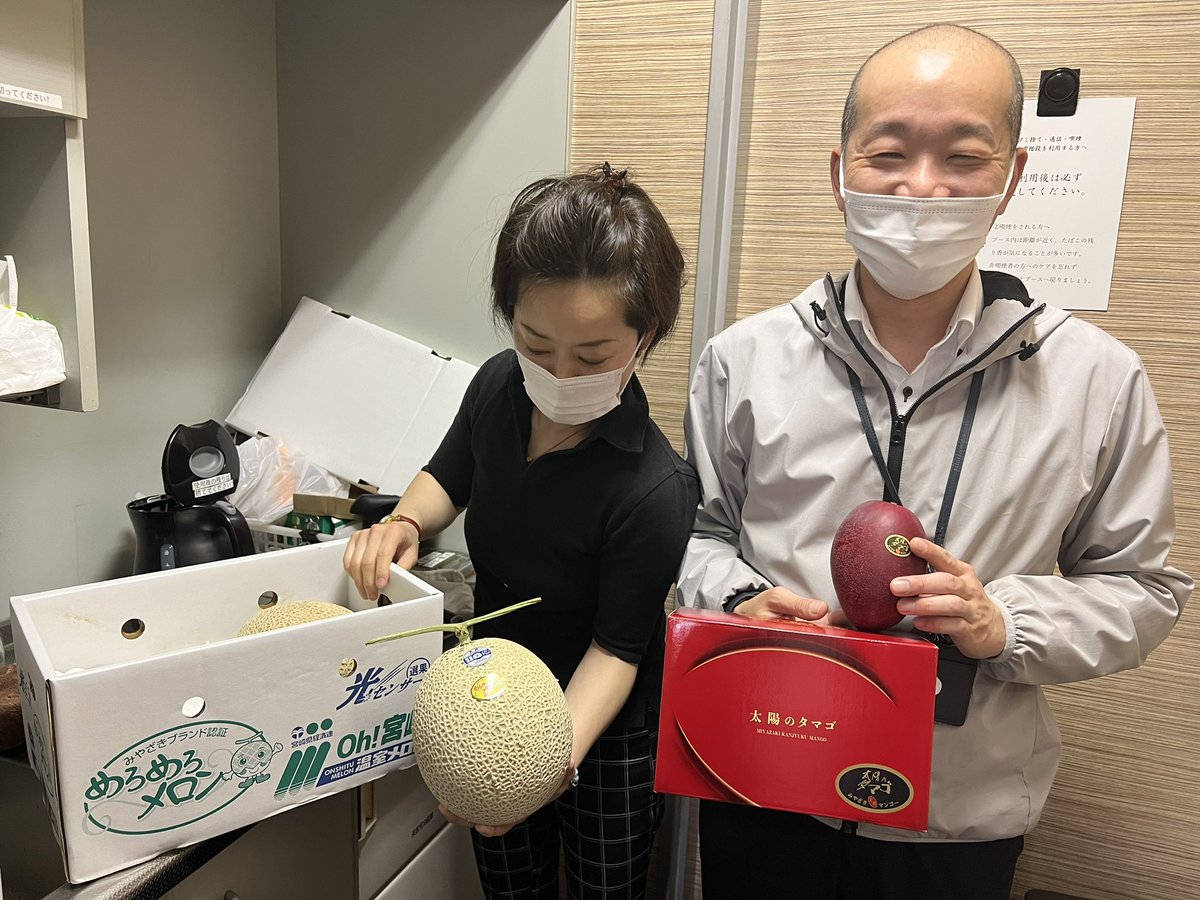 5Twnc's tweet photo. JA小林のメロン・マンゴーフェア
の注文受付業務を承ってました。
自社購入もしてみましたが、
美味しそうなメロン🍈マンゴー🥭が届き社員もテンション上がってます😀
#都城市小林市 #宮崎県
#求人 ＃働きやすい会社
#コールセンター
#誘致企業 
#メロメロメロン
#太陽の卵 https://t.co/7s4YrpGpC0