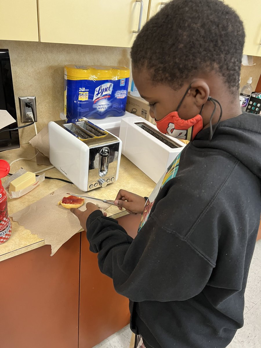 3rd, 4th, 5th gr. Ss followed the life cycle of a sweet potato. Later we harvested them and made sweet potato English Muffins! <a href="/BrowardElem/">Broward Elementary</a> <a href="/MosaicCompany/">The Mosaic Company</a> <a href="/HCPSElemScience/">HCPSElemScience</a> <a href="/WeAreHAEST/">HAEST</a> #sweetpotato #hydroponics #lifecycles