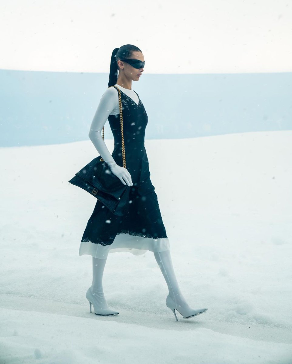 bhmodeI's tweet photo. Balenciaga Fall/Winter 2022 - Paris Fashion Week. https://t.co/Ekxyb8882D