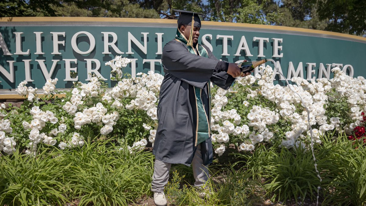 brandonbailey_b's tweet photo. Momma I made it! First-Generation college graduate with a B.A in journalism. Let the next chapter begin 📖 https://t.co/1tBGRrLkr3