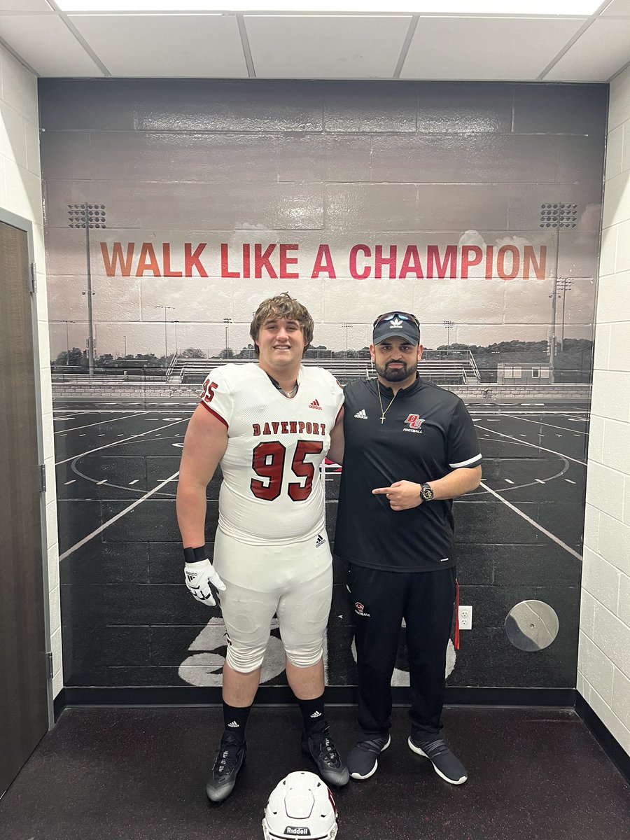 MichaelMomber's tweet photo. I had a great time visiting Davenport today. Thanks to @lmelo90 for showing me around campus. https://t.co/w3O6n9bjF3