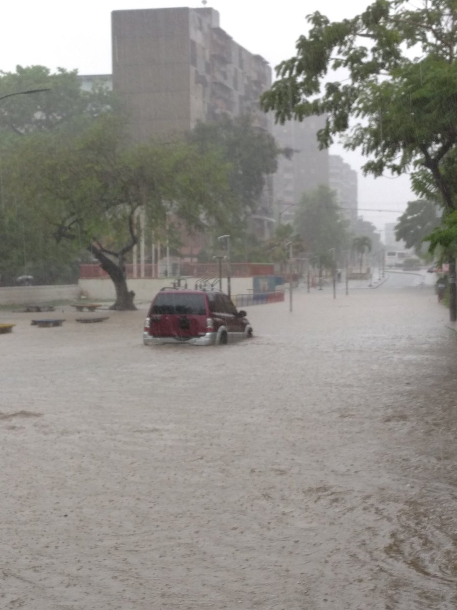 laprensalara's tweet photo. #16May | Imágenes de varias calles inundadas por la lluvias en Guarenas (Miranda) tras las fuertes lluvias de este lunes.

📸: @vhernandezr10 https://t.co/kqo8cg9Xoj