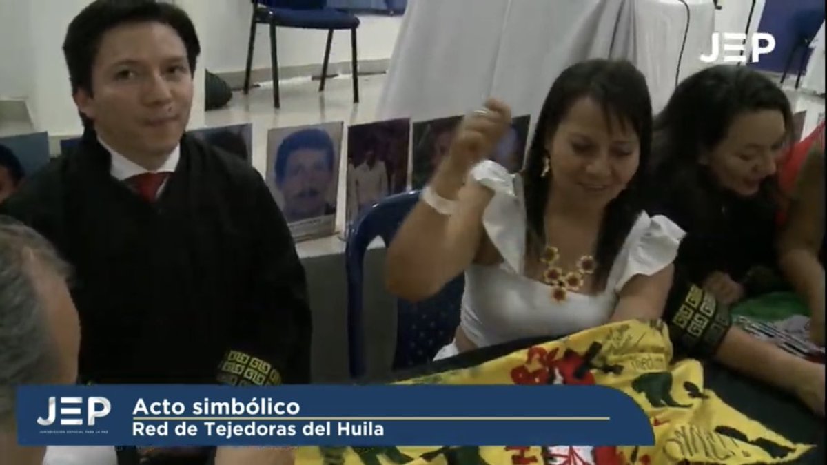 ¿Puede la <a href="/JEP_Colombia/">Jurisdicción Especial para la Paz</a> hacer participación en activismo como el de “Quien dio la orden”? Claramente, una campaña contra el Ejército, acá vemos a un magistrado tejiendo una tela con ese lema, mostrando así su activismo, participación y sesgo político. Ya mucho hace sentido….