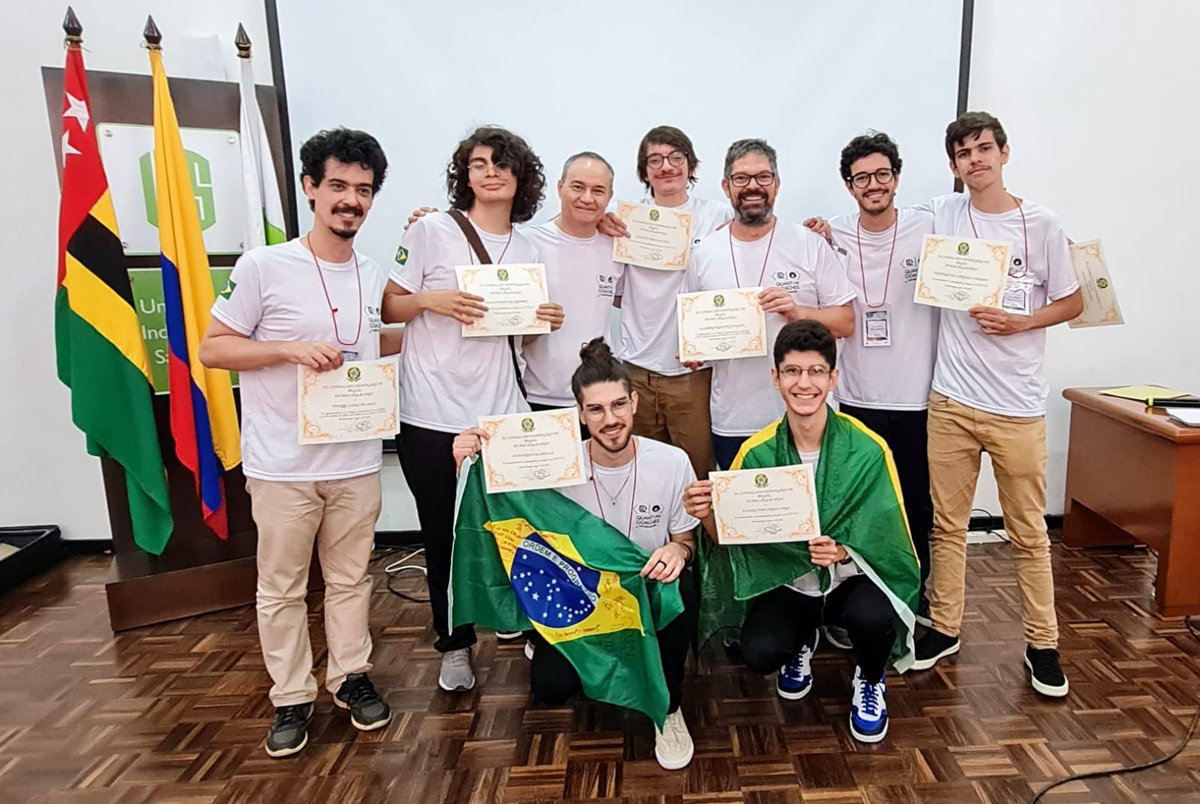 leandrotessler's tweet photo. Os #QuantumCoaches agradecem de coração o apoio dado à equipe pelo Cônsul Honorário do Brasil em Bucaramanga @Jorginhozv. Ele até nos honrou vestindo a camiseta da equipe!
O @IPT_Official é também conhecer novos amigos! https://t.co/pCBthc2k5W