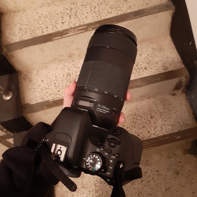 이번주 토요일에 제주도 가서 카메라를 들고 가고 싶은데 렌즈가 70-300 망원렌즈라서 인물 사진 찍기에는 너무 큼 ㅋㅋㅋ 근데 기본 번들 아니면 이게 전부인데 기본 번들 렌즈랑은 내가 안 친함