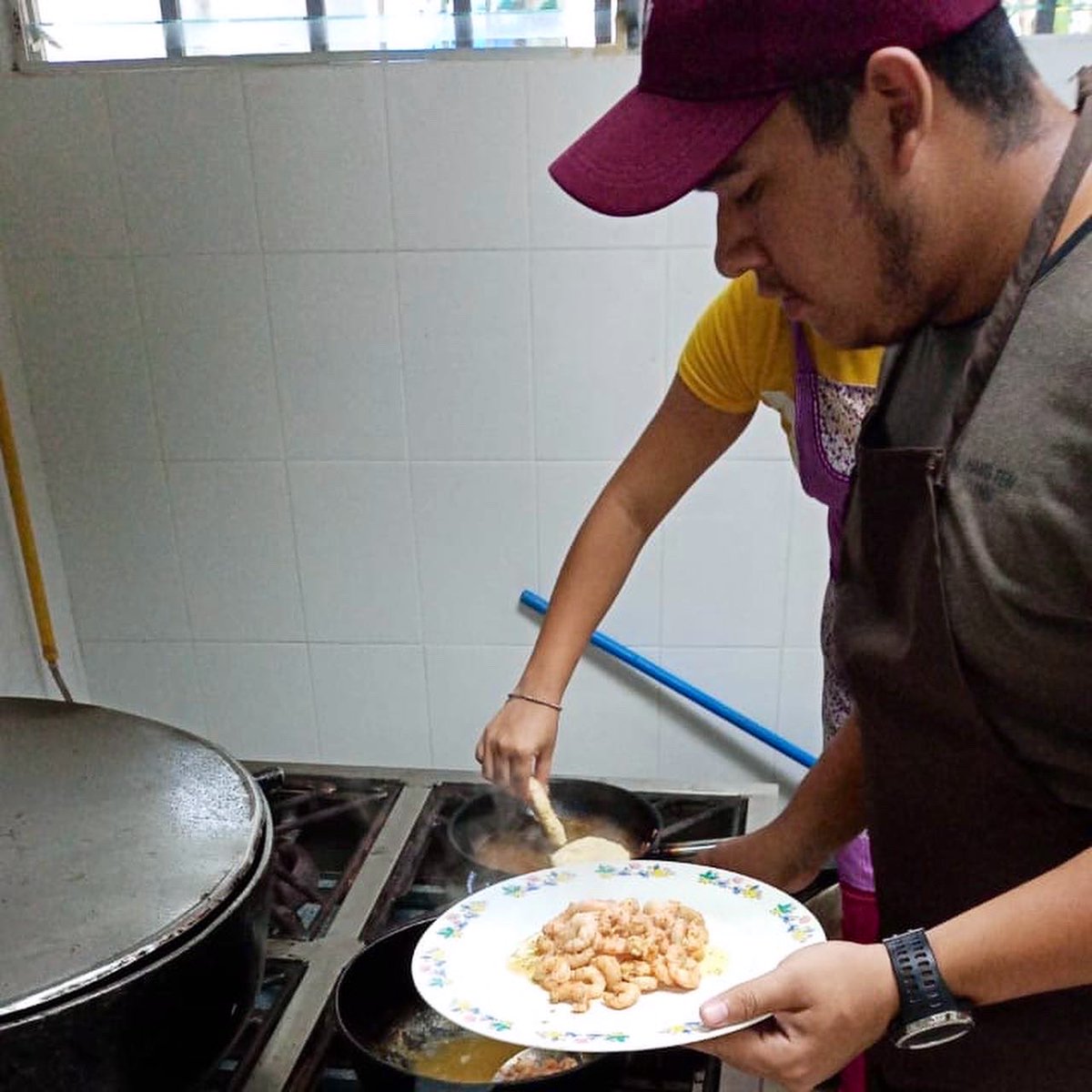 InadehOficial's tweet photo. 📍Chiriquí| En la modalidad de acciones móviles, estudiantes del Colegio Secundario de Las Lajas participan en el curso de Cocina Caribeña que imparte la instructora Rosa Contreras.
#INADEHTeCapacita
#INADEHContigo https://t.co/loO9zgFwNc