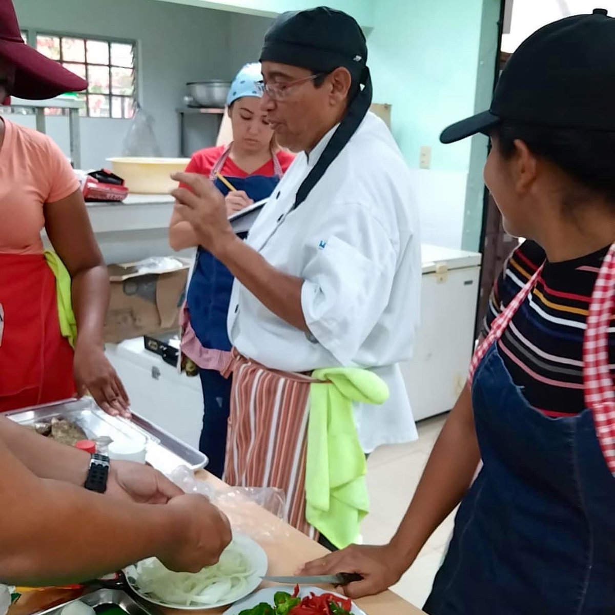 InadehOficial's tweet photo. 📍Chiriquí| En la modalidad de acciones móviles, estudiantes del Colegio Secundario de Las Lajas participan en el curso de Cocina Caribeña que imparte la instructora Rosa Contreras.
#INADEHTeCapacita
#INADEHContigo https://t.co/loO9zgFwNc