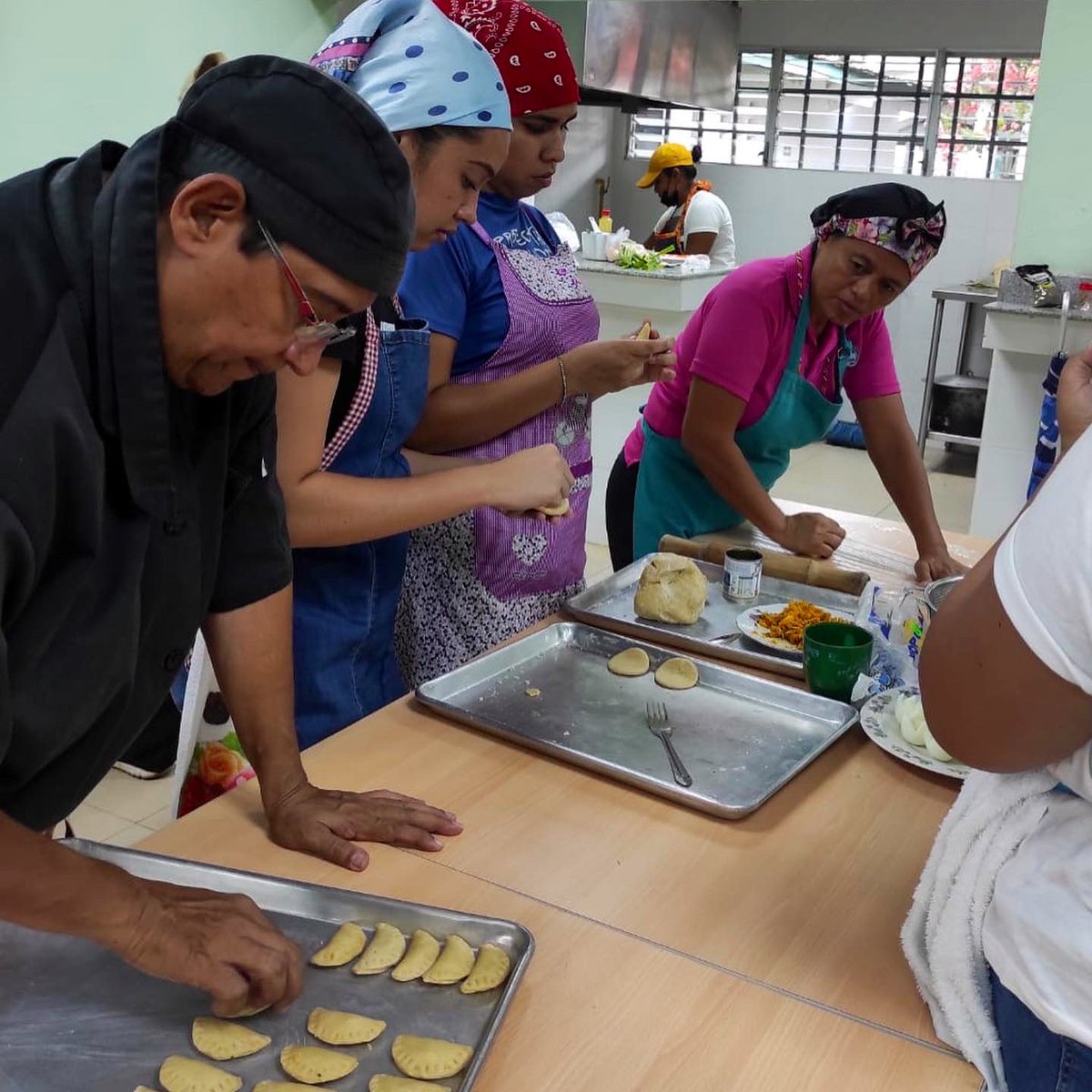 InadehOficial's tweet photo. 📍Chiriquí| En la modalidad de acciones móviles, estudiantes del Colegio Secundario de Las Lajas participan en el curso de Cocina Caribeña que imparte la instructora Rosa Contreras.
#INADEHTeCapacita
#INADEHContigo https://t.co/loO9zgFwNc