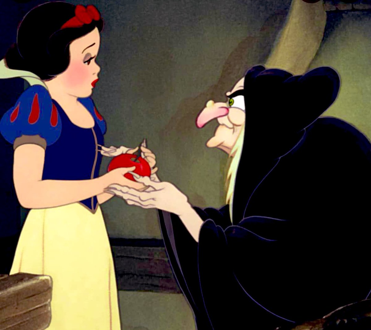 NeferCali's tweet photo. La sorcière / soeur de Bruno «  tiens prend cette pomme 🍎 ! »  #mapr #mapr6 #MariesAuPremierRegard #MariesAu1erRegard https://t.co/Gk3ogYSmMo