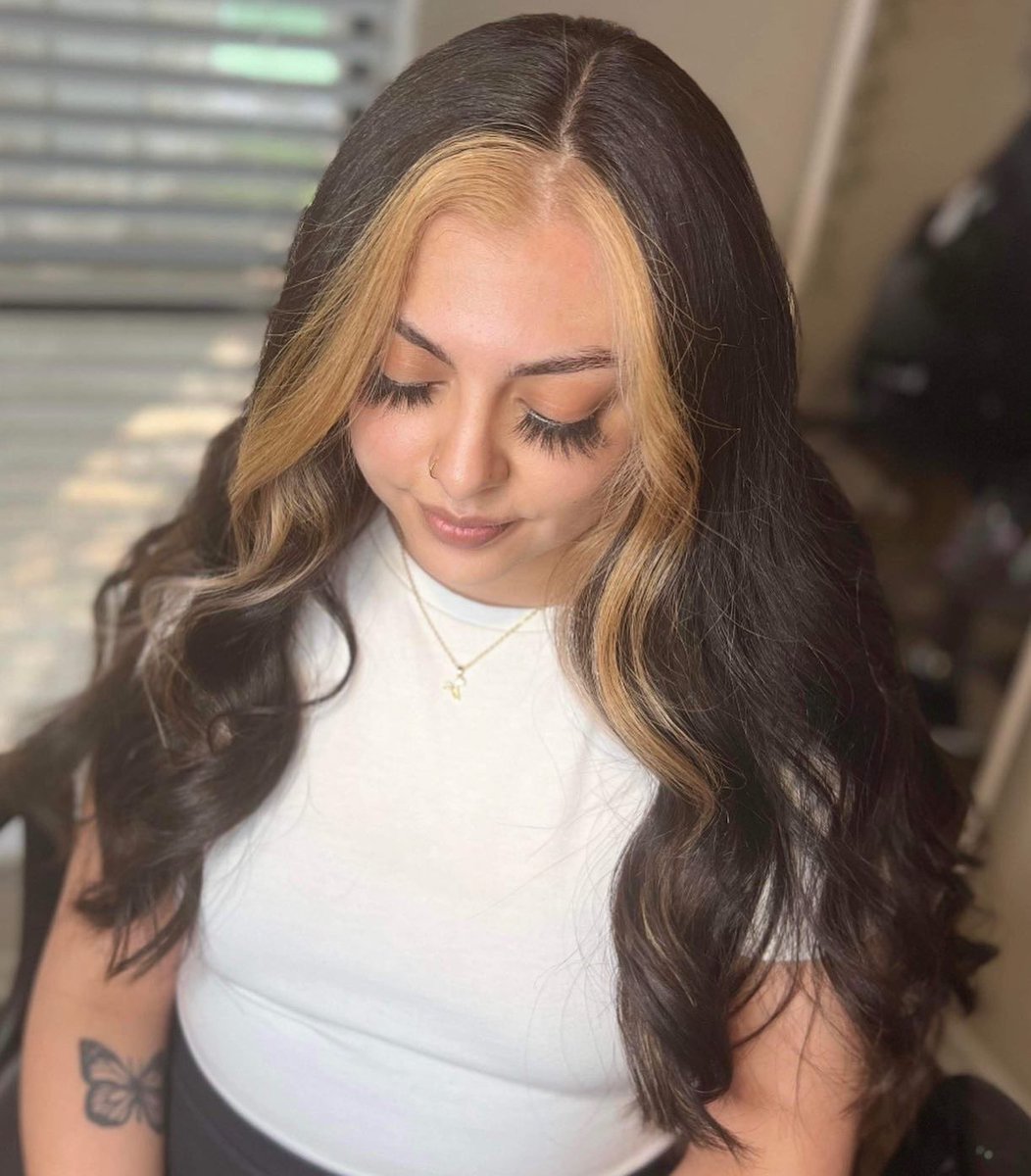 hairxmamiii's tweet photo. Money piece with some peek-a-boo pieces ✨

Beautiful crème blonde just in time for summer 🌞
•
•
•
https://t.co/VBYsA3IpOE
IG: @savvycosmetix 
FB: Savvy Cosmetix 

#schwarzkopfprofessional #schwarzkopf #redkenshadeseq #redkenobsessed #redkenformulas #redkenprofessional https://t.co/6psCXxSDqg