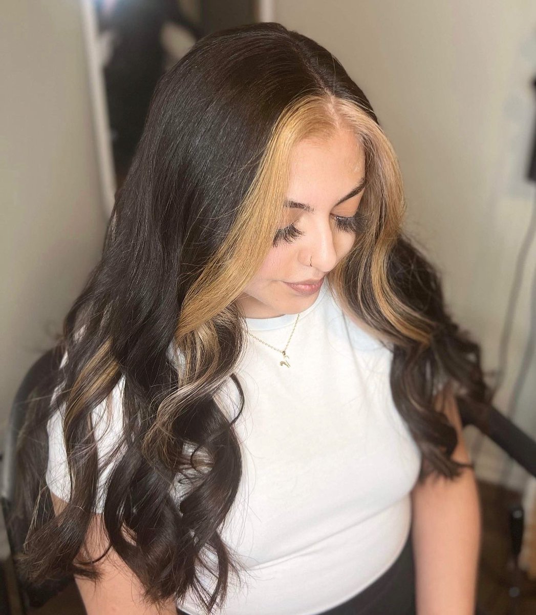 hairxmamiii's tweet photo. Money piece with some peek-a-boo pieces ✨

Beautiful crème blonde just in time for summer 🌞
•
•
•
https://t.co/VBYsA3IpOE
IG: @savvycosmetix 
FB: Savvy Cosmetix 

#schwarzkopfprofessional #schwarzkopf #redkenshadeseq #redkenobsessed #redkenformulas #redkenprofessional https://t.co/6psCXxSDqg
