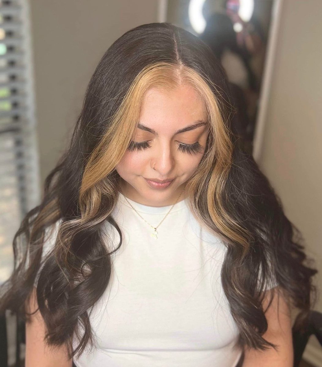 hairxmamiii's tweet photo. Money piece with some peek-a-boo pieces ✨

Beautiful crème blonde just in time for summer 🌞
•
•
•
https://t.co/VBYsA3IpOE
IG: @savvycosmetix 
FB: Savvy Cosmetix 

#schwarzkopfprofessional #schwarzkopf #redkenshadeseq #redkenobsessed #redkenformulas #redkenprofessional https://t.co/6psCXxSDqg