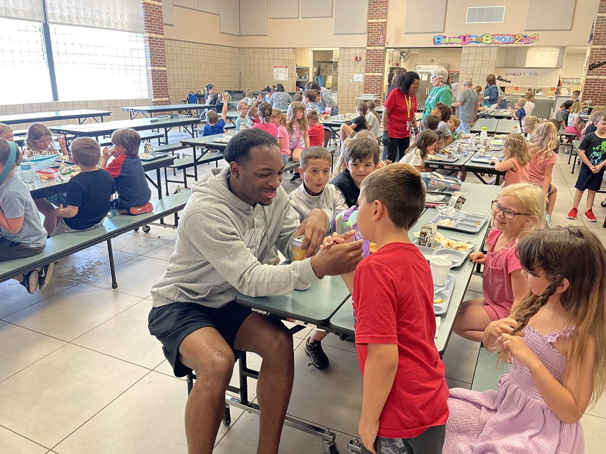 Trojan Football spent lunch with Cottonwood kids! Thanks to our players who took the time. #TrojanFamily