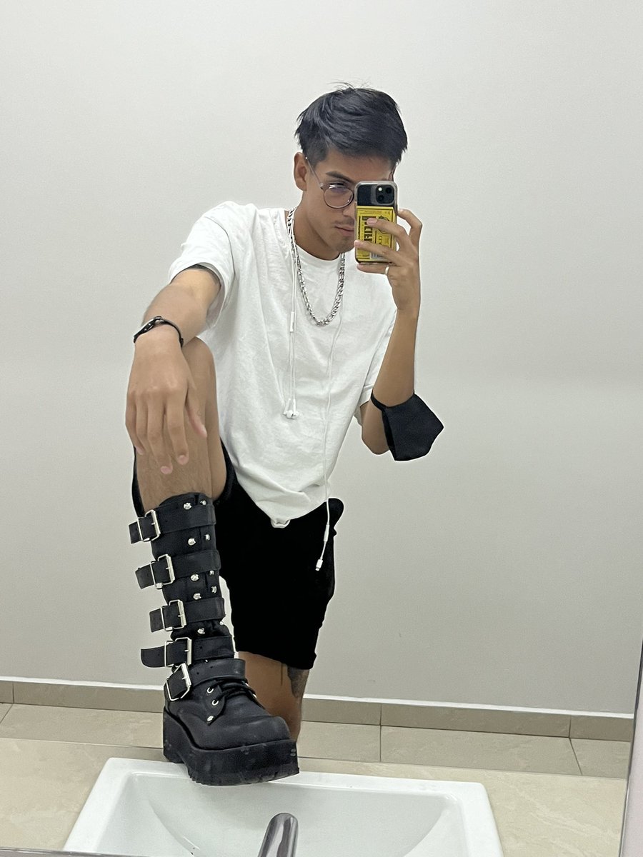 FckngBrn's tweet photo. Botas para patear gente LGBT+fóbica https://t.co/ADTtr8VkWN