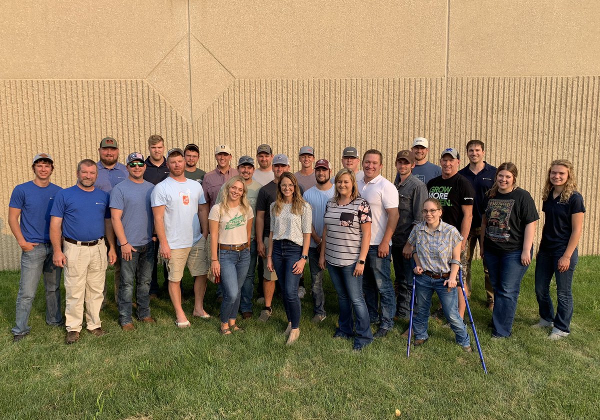 In honor of interns starting today, here’s a throwback to last years crew. Looking forward to another great summer!👍🏼