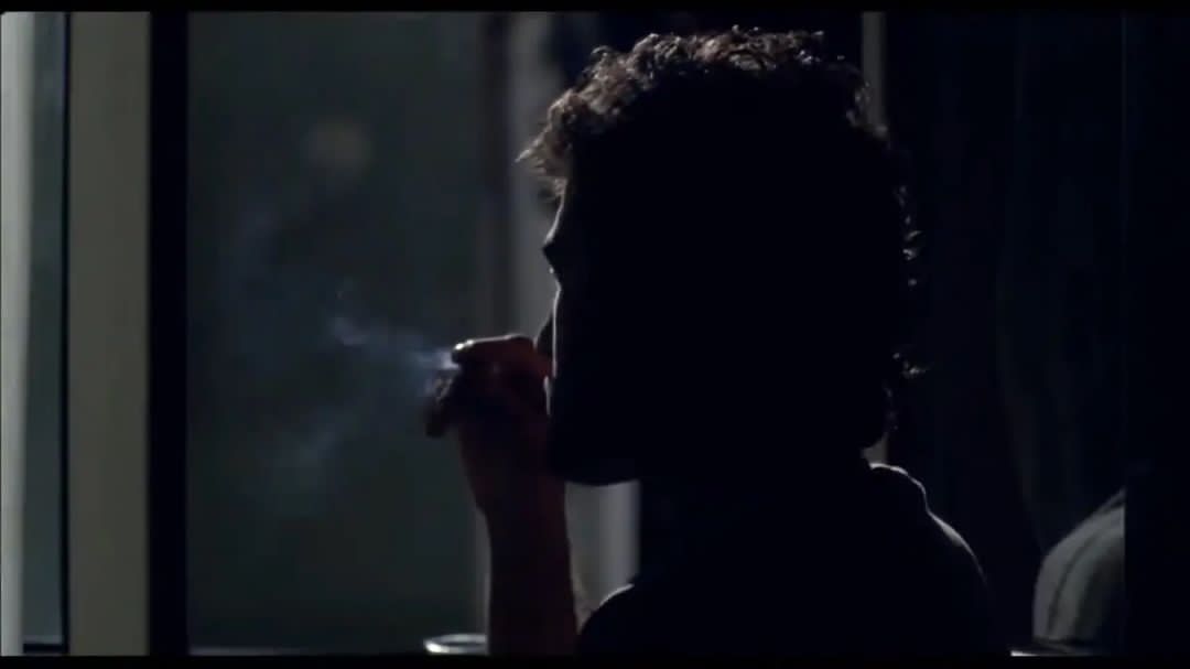 gecenin köründe yaktığım sigara, çektiğim her dumandasın.
hâlâ benimlesin.