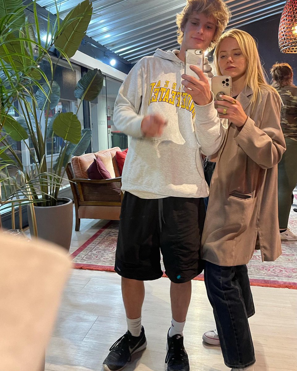 thinkeroouil's tweet photo. missing the mirror selfies https://t.co/ae7NuEzHuv