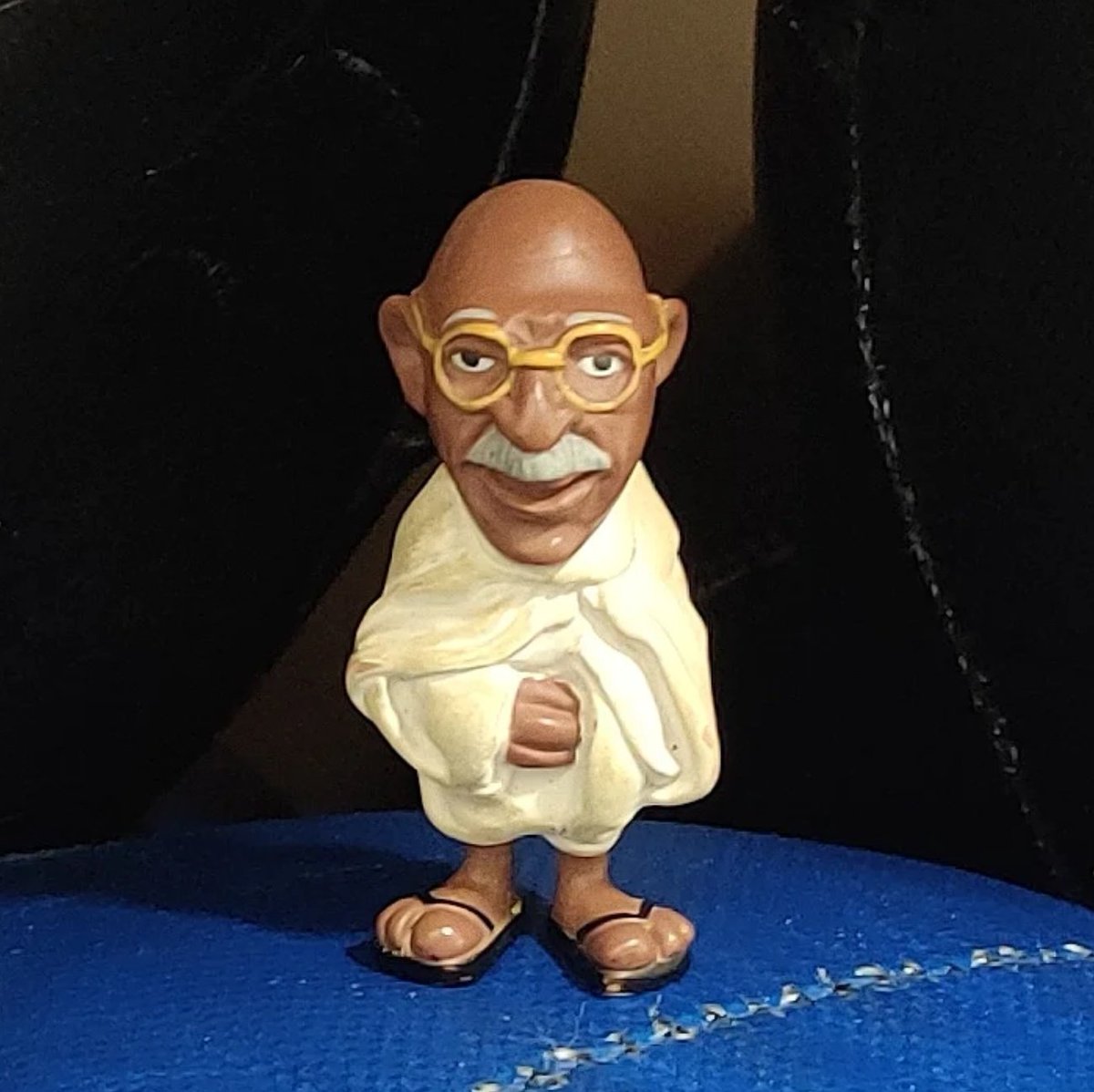 MiniMahatma's tweet photo. MISSING PERSONS REPORT:
Name : mini Gandhi
Height: 3"
Weight: > 1 ounce
Last seen at Barney's Beanery on Sunday, May 15, 2022.
#missing @barneysbeanery #minigandhi https://t.co/EgN84eWc1C