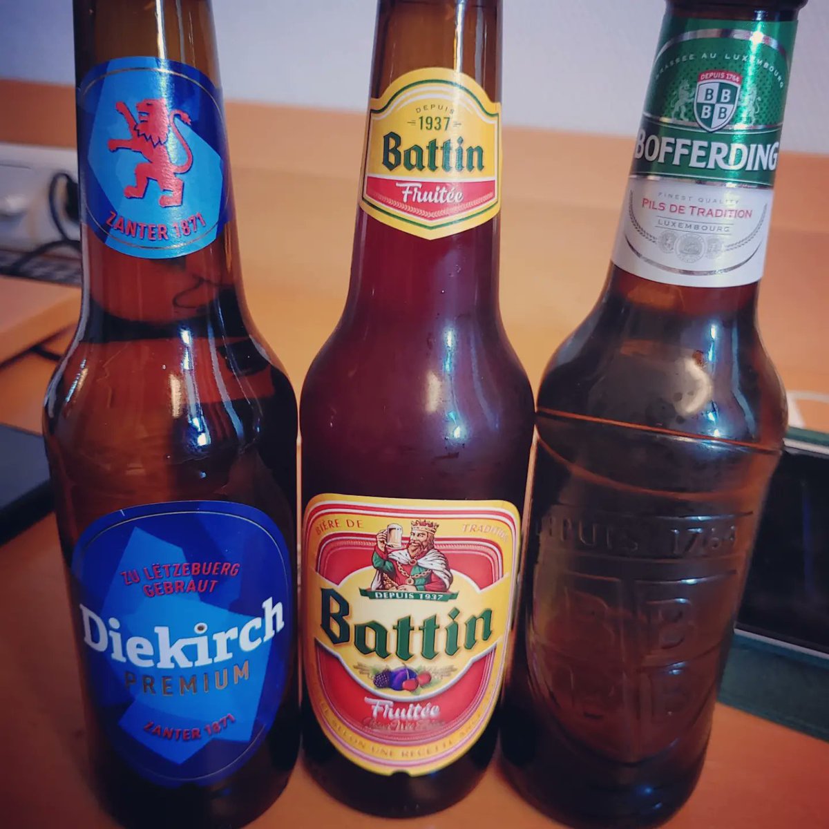 yoshiryukakashi's tweet photo. 欧州ANIMAREツアー🇱🇺番外
ルクセンブルクのビール🍻
良く呑まれるのはこの３種類

#ボッファーディング 🍺
#バティン 🍺
#ディーキルヒ 🍺

日本人の舌に合う呑みやすいビール
地産地消でほとんど流通しないとのこと。また来たい〜♪

#ルクセンブルク #ビール
#bofferding 
#batti
#diekirch https://t.co/GG0okW73We