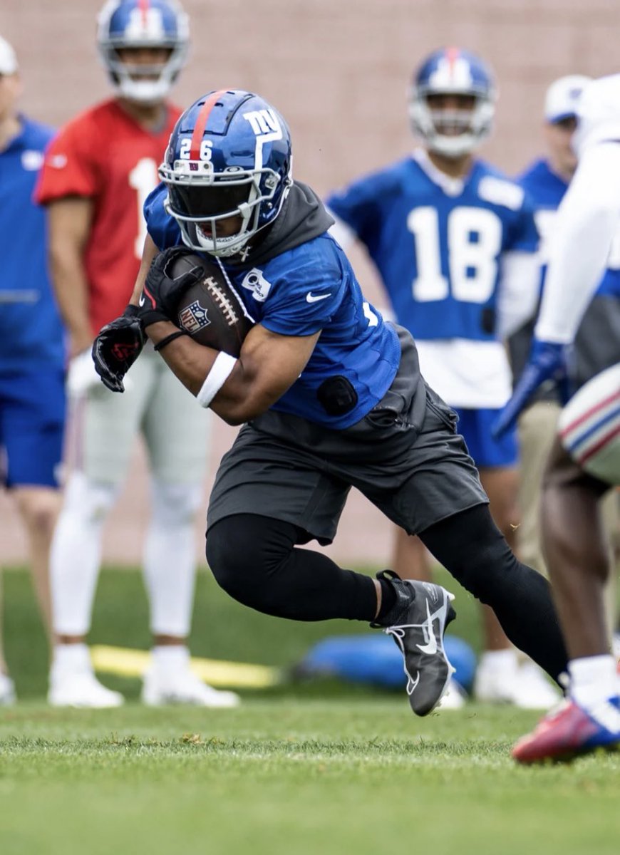 AlexWilsonESM's tweet photo. Saquon looks badass with the black visor 🔥 https://t.co/psbu8pSYc8