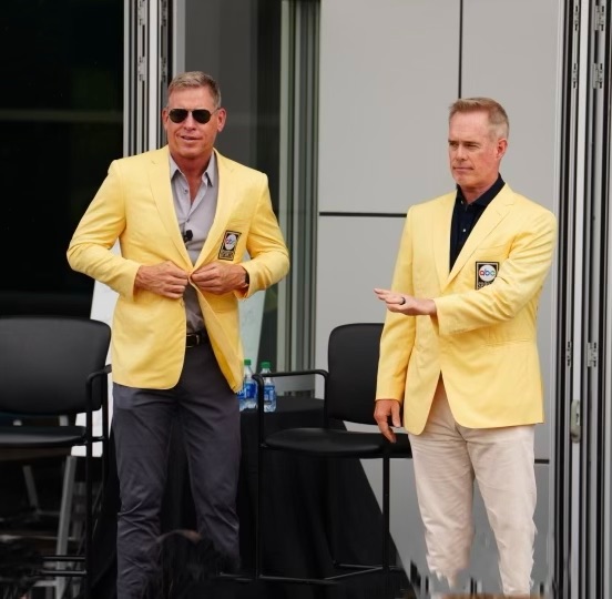 Troy Aikman on X: 'Spent the day touring the ESPN campus and got@presented  with the iconic Monday Night Football blazer at a company-wide employee  reception. Can't wait for September 12th!