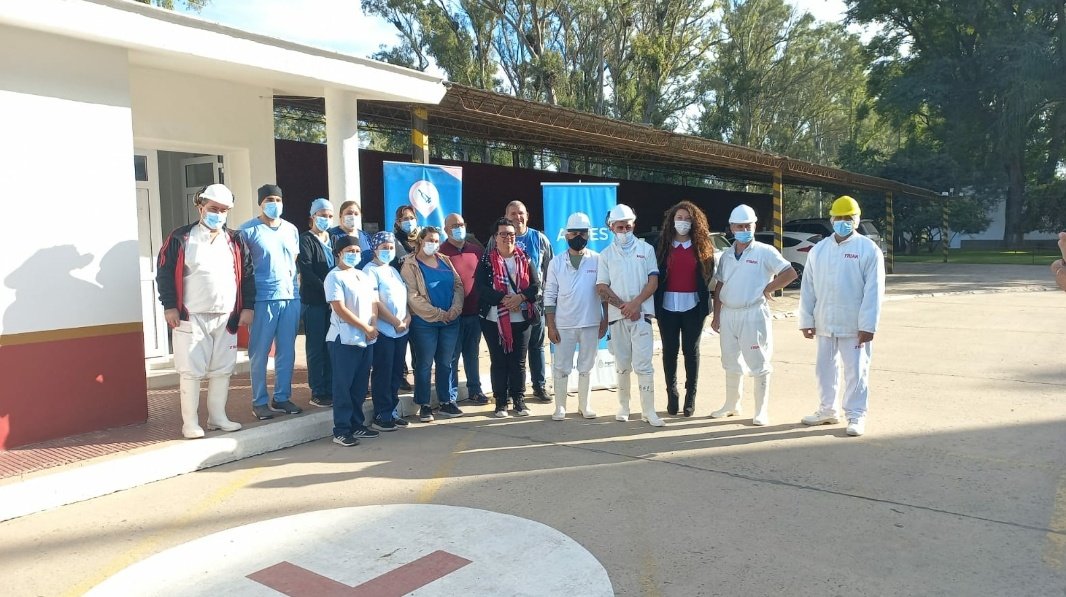 foecra's tweet photo. La Federación en colaboración de @ansesgob y @MinSaludSantaFe están llevando adelante un acampaña de asesoría y vacunación para todos los trabajadores y su grupo familiar.
#Nelson #vacunacioncovid
#vacunación #ANSES #Salud
#foecra #danielroaconduccion https://t.co/oEpnv0APkk