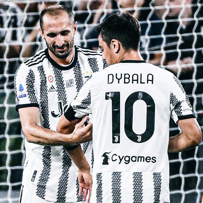 Solitamente la #TrinceaJuve non avrebbe twittato senza una vittoria, ma questa sera questi ragazzi meritano molto più di un tweet - grazie <a href="/chiellini/">Giorgio Chiellini</a> <a href="/PauDybala_JR/">Paulo Dybala</a> ! @francedit <a href="/gianper/">gianper</a> <a href="/matusa69/">Andrea Uggetti</a> <a href="/VitoSodano/">Vito Sodano</a> <a href="/VFrancavilla/">Valentina Francavilla</a> <a href="/giancarlosudano/">Giancarlo Sudano</a> <a href="/Contz/">Contz</a> <a href="/mattscanna/">Matteo Scannavini</a>