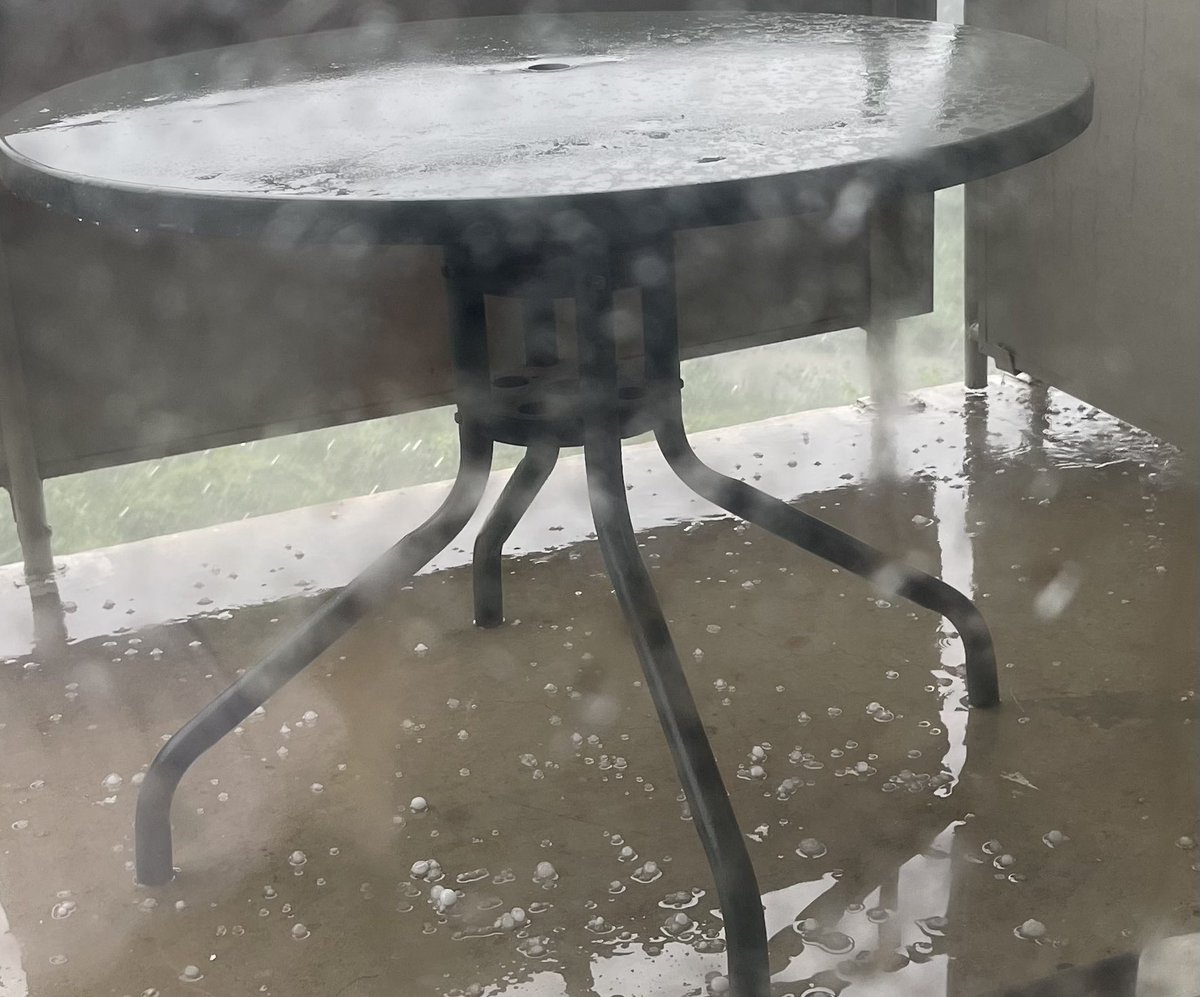 Jennifer_Thorp's tweet photo. @nbcwashington @WTOP Lima bean-size hail just moved out of Belle Haven in Alexandria. https://t.co/mmi4n0L2AF