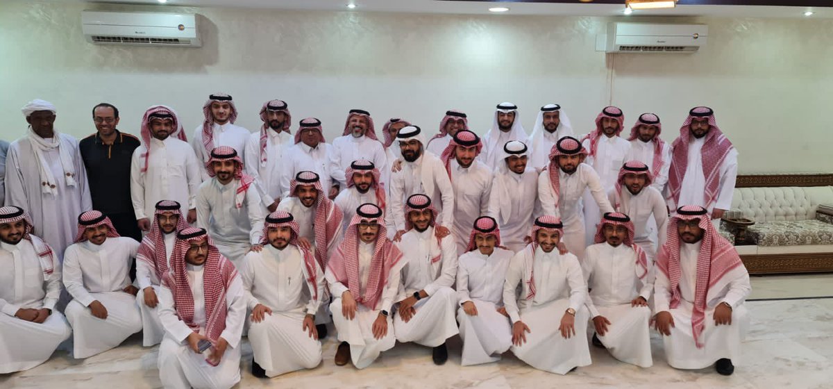 tgamgoom's tweet photo. اليوم جئتكم من العادة الموسمية لا قطعها الله من عادة حميدة..
حيث احتفى كما هو الحال كل عام الصديق الخلوق د.عواد الذايدي@dr_Awwad بخريجي كلية الطب في @NBU_KSA بحضور د. شهاب الذايدي وكيل الكلية ..وعدد من الأحبة
فرحتُ كثيراً بلقاء أطباء المستقبل..
الوطن..ينتظركم..
شكراً د.عواد.. https://t.co/B6Exq6do7G
