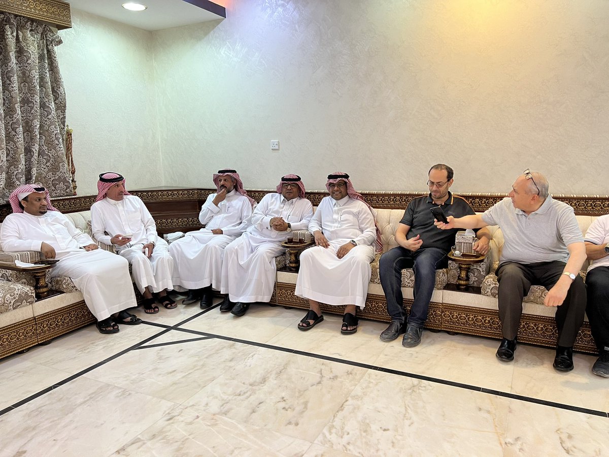 tgamgoom's tweet photo. اليوم جئتكم من العادة الموسمية لا قطعها الله من عادة حميدة..
حيث احتفى كما هو الحال كل عام الصديق الخلوق د.عواد الذايدي@dr_Awwad بخريجي كلية الطب في @NBU_KSA بحضور د. شهاب الذايدي وكيل الكلية ..وعدد من الأحبة
فرحتُ كثيراً بلقاء أطباء المستقبل..
الوطن..ينتظركم..
شكراً د.عواد.. https://t.co/B6Exq6do7G