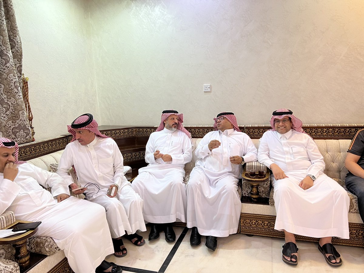 tgamgoom's tweet photo. اليوم جئتكم من العادة الموسمية لا قطعها الله من عادة حميدة..
حيث احتفى كما هو الحال كل عام الصديق الخلوق د.عواد الذايدي@dr_Awwad بخريجي كلية الطب في @NBU_KSA بحضور د. شهاب الذايدي وكيل الكلية ..وعدد من الأحبة
فرحتُ كثيراً بلقاء أطباء المستقبل..
الوطن..ينتظركم..
شكراً د.عواد.. https://t.co/B6Exq6do7G