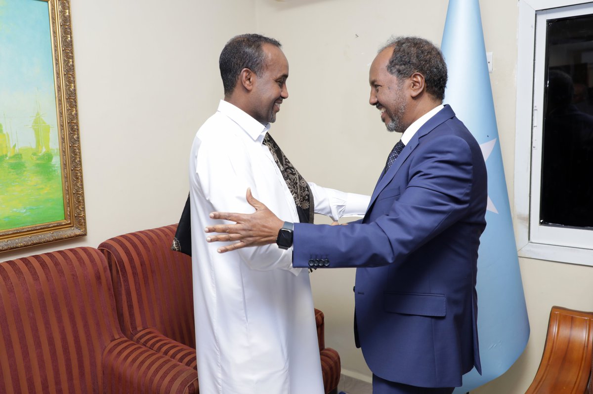 HassanSMohamud's tweet photo. Sharaf ayey ii ahayd inaan caawa la kulmay Ra'iisul Wasaare Maxamed Xuseen Rooble iyo qaar kamid ah golehiisa wasiirrada. Waxaan ugu mahadceliyay dadaalkii uu u galay in dalka ka qabsoonto doorasho. https://t.co/9dRA2lLOaZ
