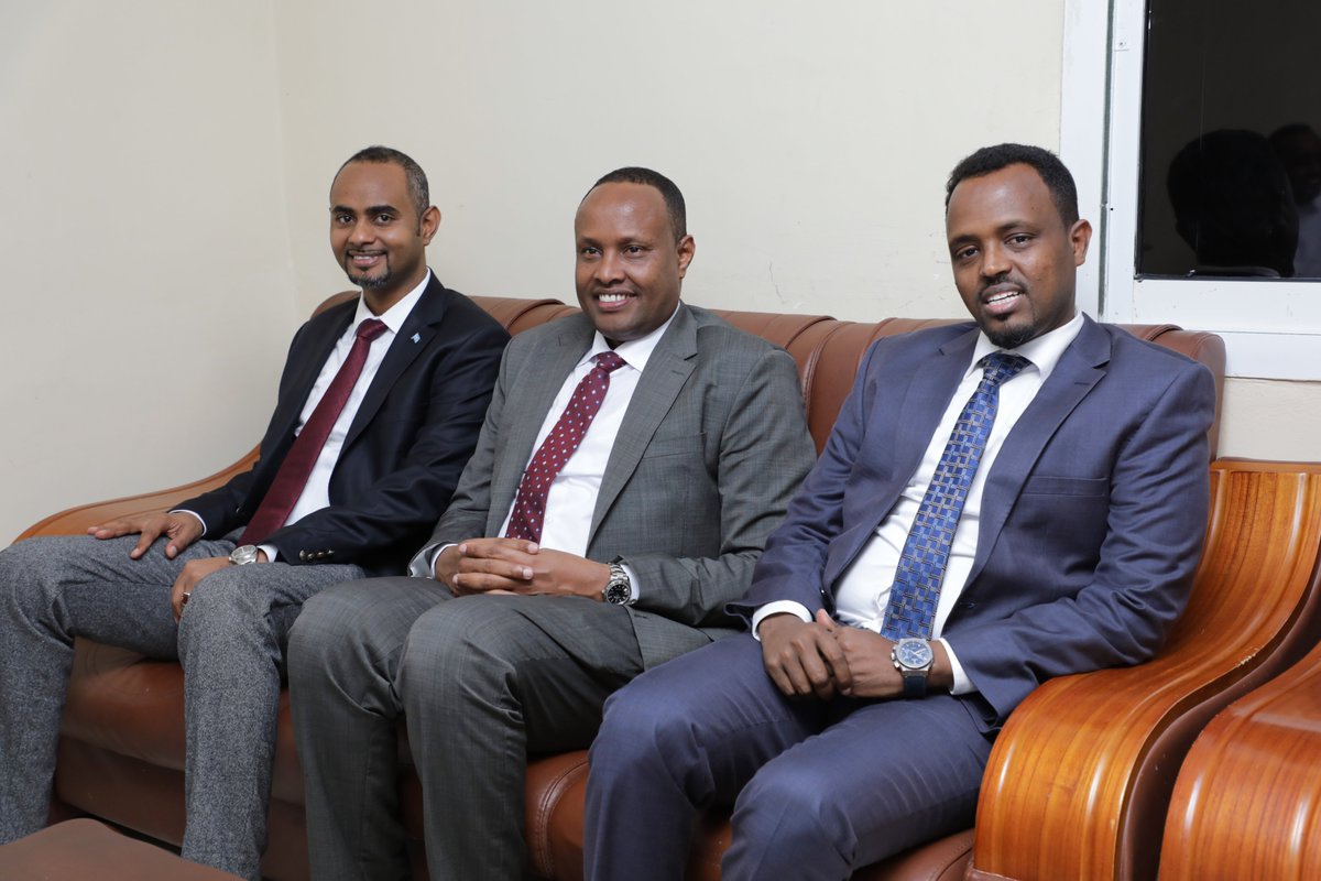 HassanSMohamud's tweet photo. Sharaf ayey ii ahayd inaan caawa la kulmay Ra'iisul Wasaare Maxamed Xuseen Rooble iyo qaar kamid ah golehiisa wasiirrada. Waxaan ugu mahadceliyay dadaalkii uu u galay in dalka ka qabsoonto doorasho. https://t.co/9dRA2lLOaZ